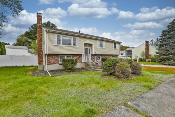 54 Walton St Wakefield, MA 01880