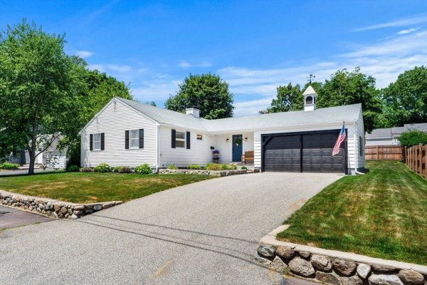 46 Woodcrest Dr Wakefield, MA 01880
