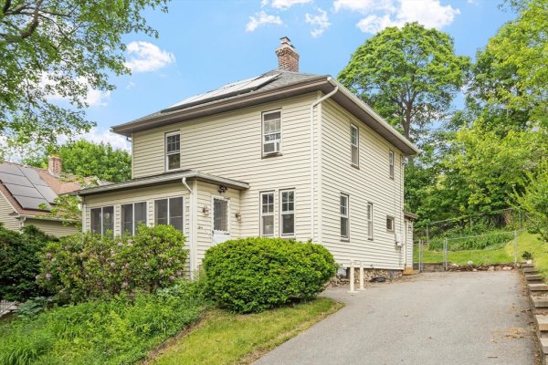 11 Wakefield St Worcester, MA 01605
