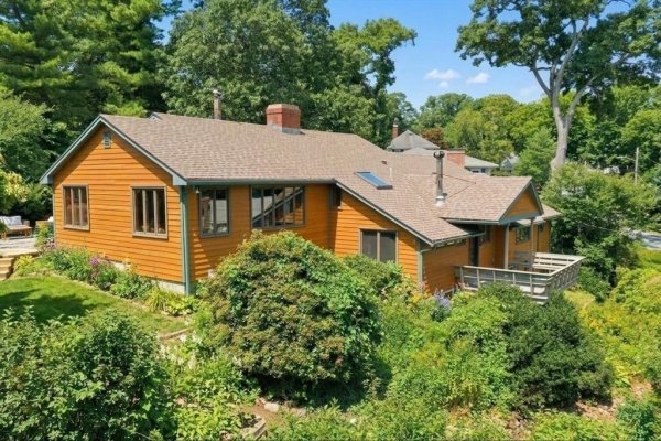 19 Curv St Wakefield, MA 01880