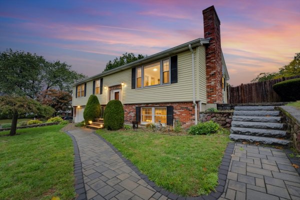 9 Lilah Cir Wakefield, MA 01880 9 Lilah Cir Wakefield, MA 01880
