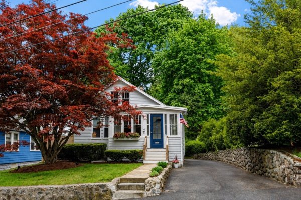 4 Western Ave Wakefield, MA 01880