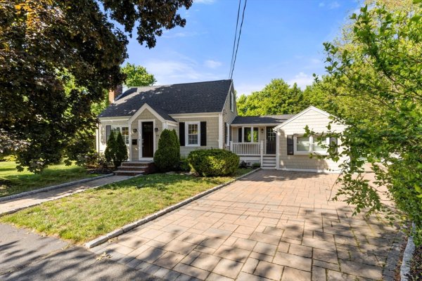 64 Paon Blvd Wakefield, MA 01880