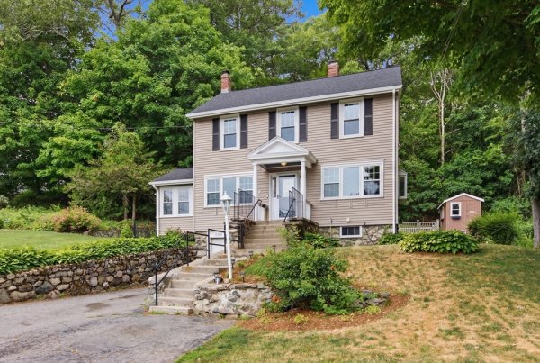 3 Myrtle Ter Wakefield, MA 01880