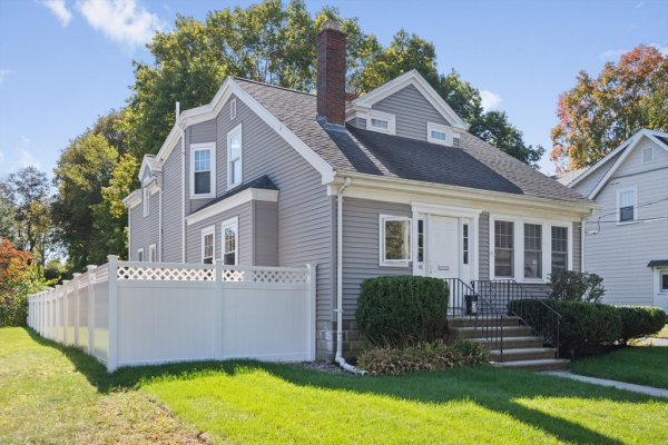 48 Cordis St Wakefield, MA 01880