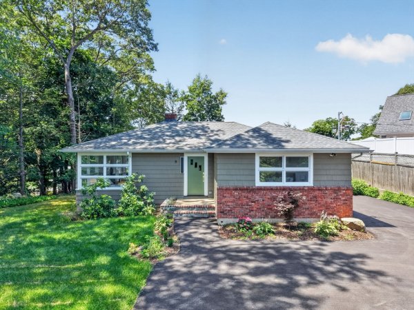 8 Everett St Wakefield, MA 01880