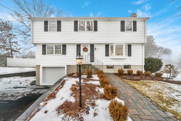 17 Wakefield St Reading, MA 01867