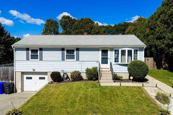 24 Vincenzo Dr West Warwick, RI 02893