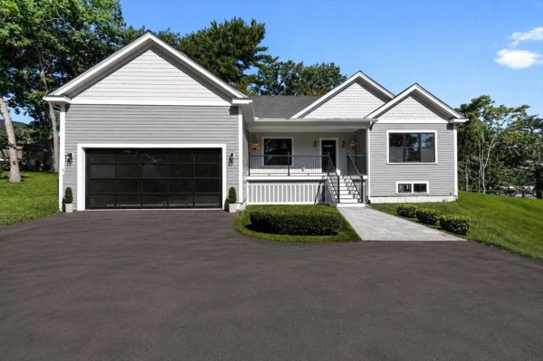77 Farm St Wakefield, MA 01880