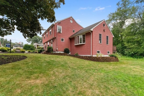 8 Indian Ln Wakefield, MA 01880