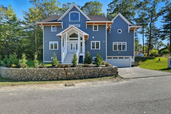 9 Lovis Ave Wakefield, MA 01880 9 Lovis Ave Wakefield, MA 01880