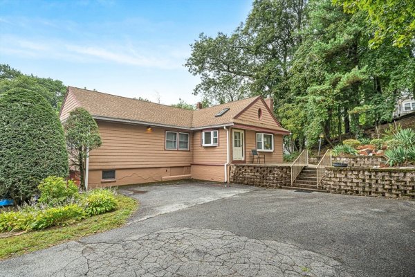 1 Ludlow Ave Wakefield, MA 01880 1 Ludlow Ave Wakefield, MA 01880