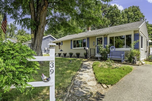 39 Wakefield St Springfield, MA 01151