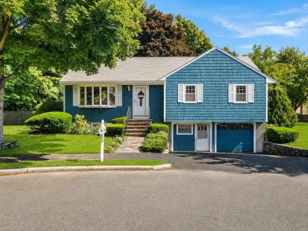 7 Kennedy Cir Wakefield, MA 01880