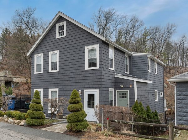 3 Fellsmere Ave Wakefield, MA 01880