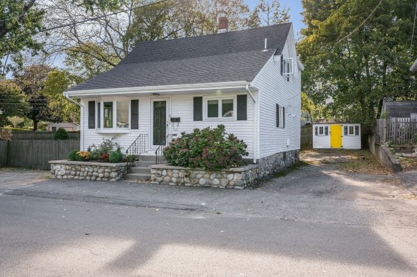 67 Melvin St Wakefield, MA 01880