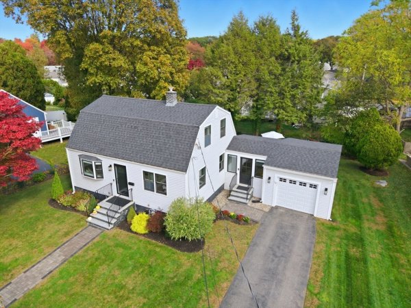 16 Beebe Ln Wakefield, MA 01880
