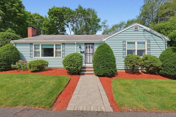 11 Preston St Wakefield, MA 01880