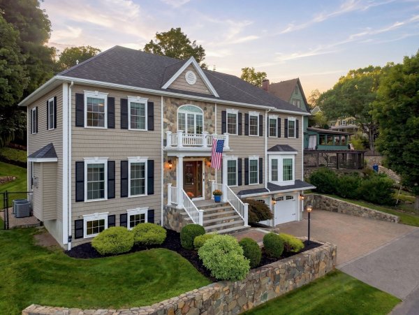 5 Dell Ave Wakefield, MA 01880