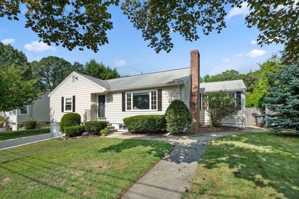 37 Hillcrest Rd Wakefield, MA 01880 37 Hillcrest Rd Wakefield, MA 01880
