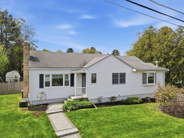 7 Beebe Ln Wakefield, MA 01880