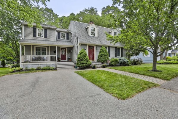 33 Reynolds Rd Wakefield, MA 01880